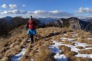 55 Lungo l'erbosa  cresta di vetta, esposta sulla Val Parina